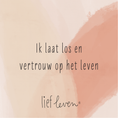 Load image into Gallery viewer, Lief Leven tegeltje met de tekst “Ik laat los en vertrouw op het leven” op glanzend keramiek, 10,5 × 10,5 cm – symbool van rust en overgave.