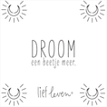 Load image into Gallery viewer, Lief Leven tegeltje met de tekst “Droom een beetje meer.” en illustraties van manen en zonnen op wit keramiek, 10,5 × 10,5 cm, zacht en inspirerend ontwerp.