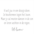 Load image into Gallery viewer, Lief Leven tegeltje met tekst “Ik wil jou in een doosje doen. Je beschermen tegen het leven...” op wit keramiek, poëtisch en liefdevol design.
