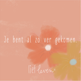 Load image into Gallery viewer, Lief Leven tegeltje met de tekst “Je bent al zo ver gekomen.” op zachte perzikkleurige achtergrond met bloemen, 10,5 × 10,5 cm, liefdevol en troostend ontwerp.