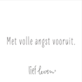 Load image into Gallery viewer, Tegeltje van Lief Leven met de tekst ‘Met volle angst vooruit.’ in zachte, minimalistische stijl op glanzend keramiek.