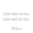 Load image into Gallery viewer, Lief Leven tegeltje met tekst “Stenen maken een huis. Samen maakt het thuis.” op wit keramiek, poëtisch en liefdevol.