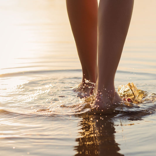 Blote voeten in het water