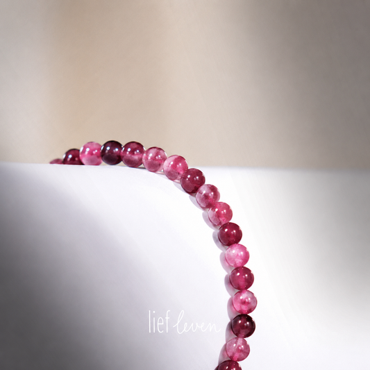 Kralenarmband • Granaat