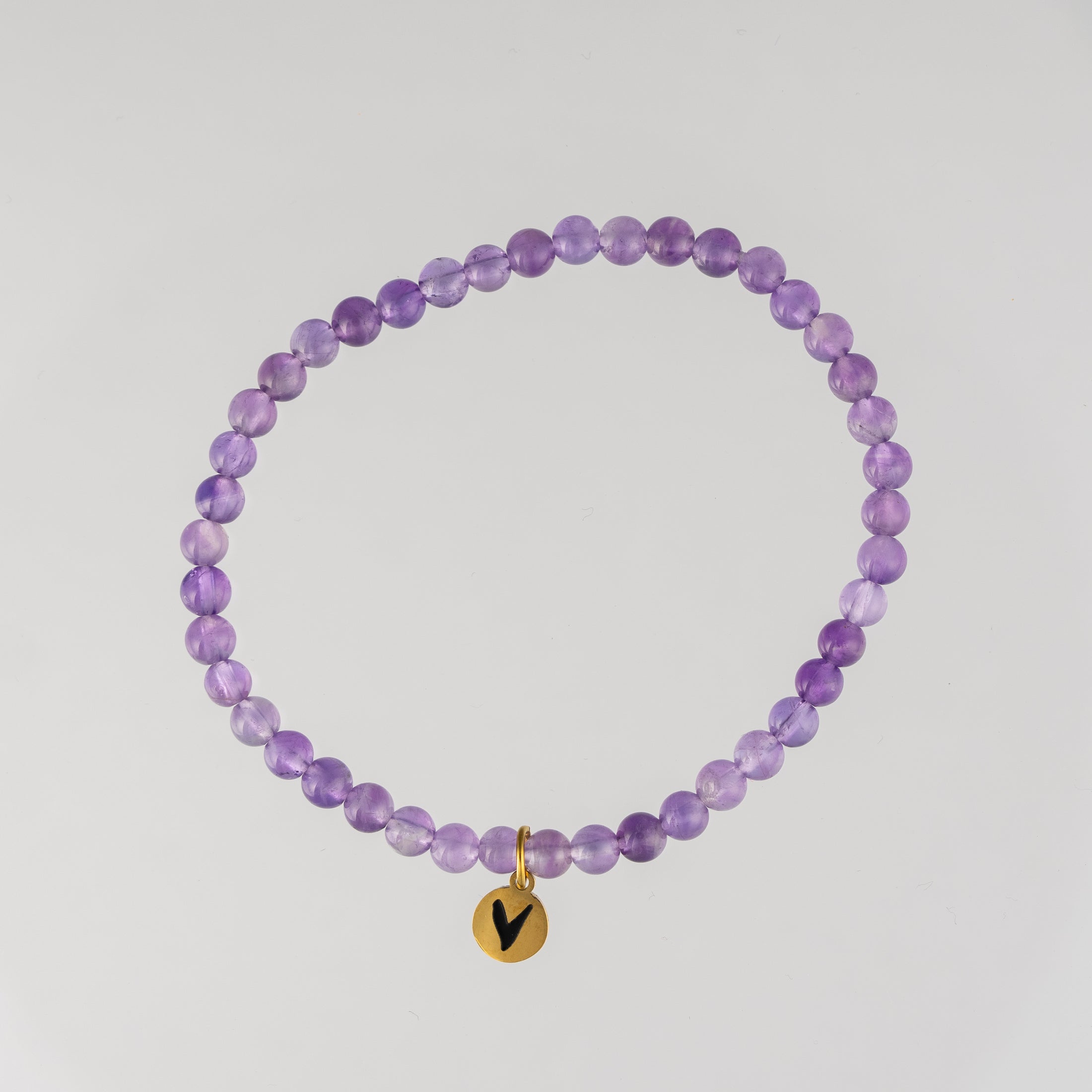 klein amathist kralenarmband 16 cm, 4mm kralen en goudkleurige lief leven tag