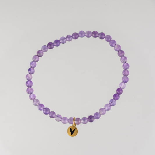 klein amathist kralenarmband 16 cm, 4mm kralen en goudkleurige lief leven tag