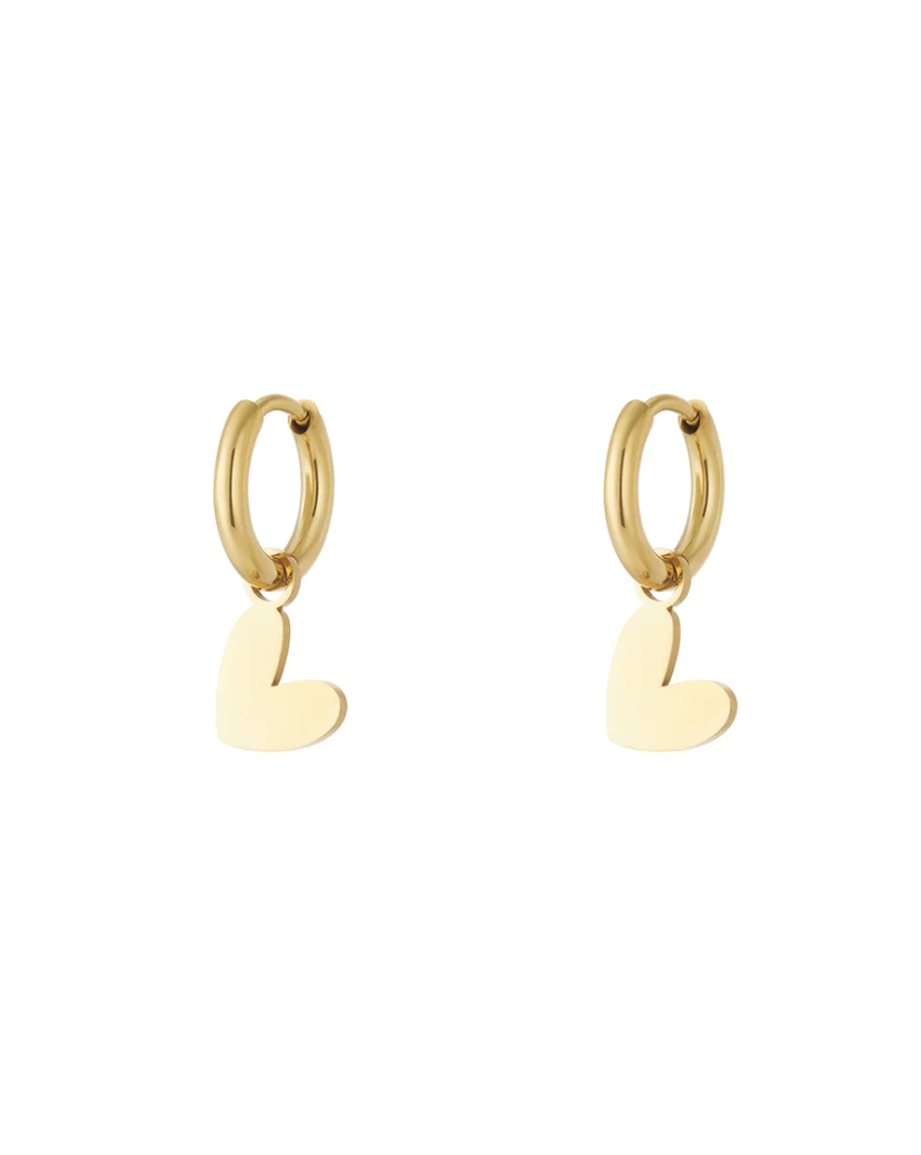 goudkleurige oorbellen met hangertjes met een hartje