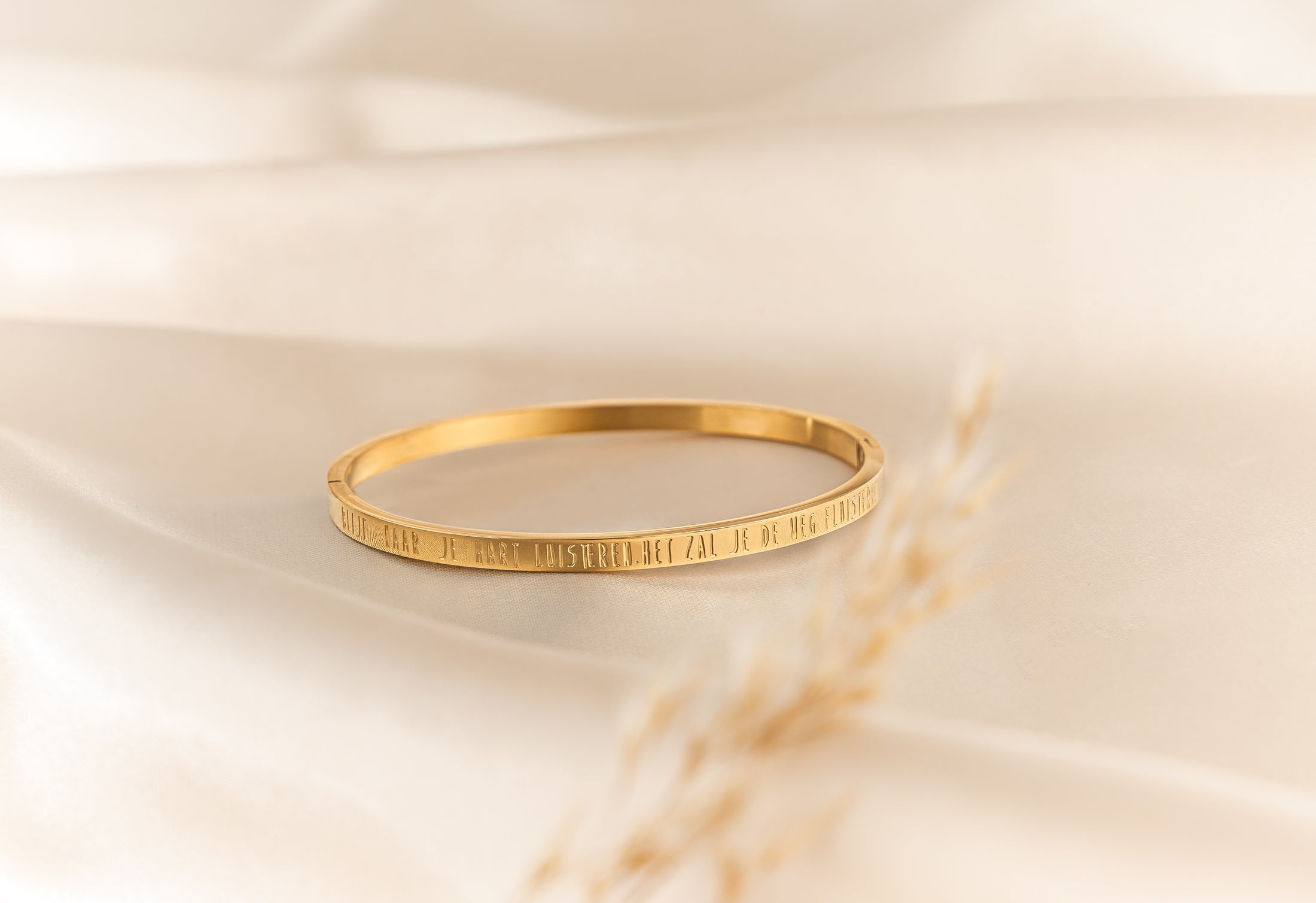 Armband goud • Blijf naar je hart luisteren, het zal je de weg fluisteren