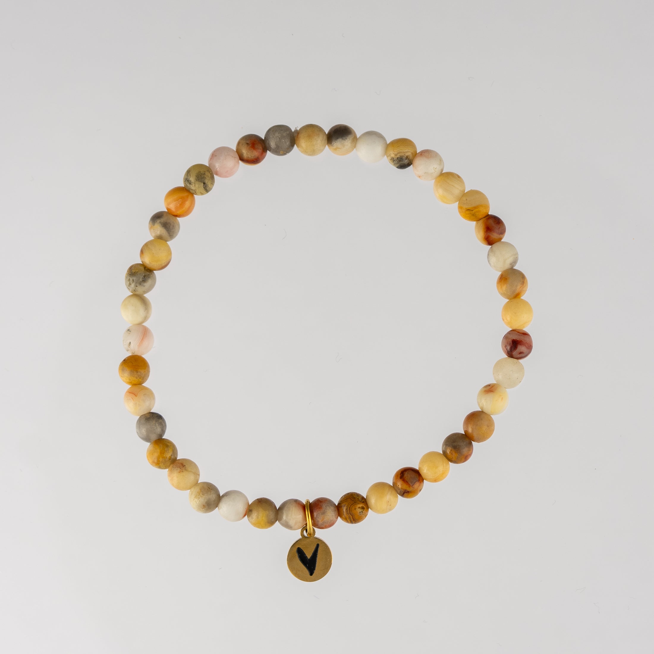 klein armbandje versteend hout, kralen 4mm met een logo tag.