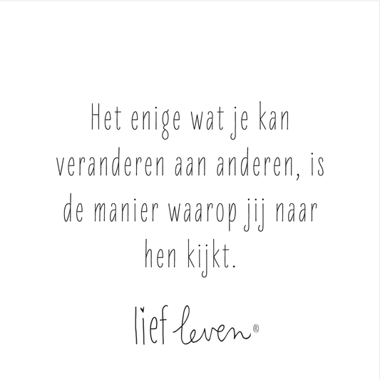 Lief Leven tegeltje met de tekst “Het enige wat je kan veranderen aan anderen, is de manier waarop jij naar hen kijkt.” op wit keramiek, 10,5 × 10,5 cm, poëtisch en inspirerend ontwerp.