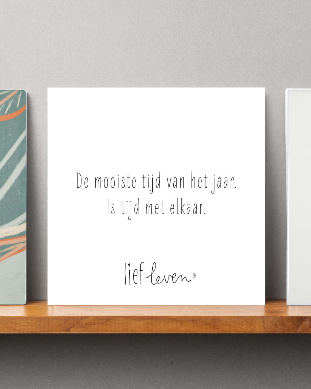egeltje van Lief Leven met de tekst ‘De mooiste tijd van het jaar is tijd met elkaar’ in zachte, minimalistische stijl op glanzend keramiek.
