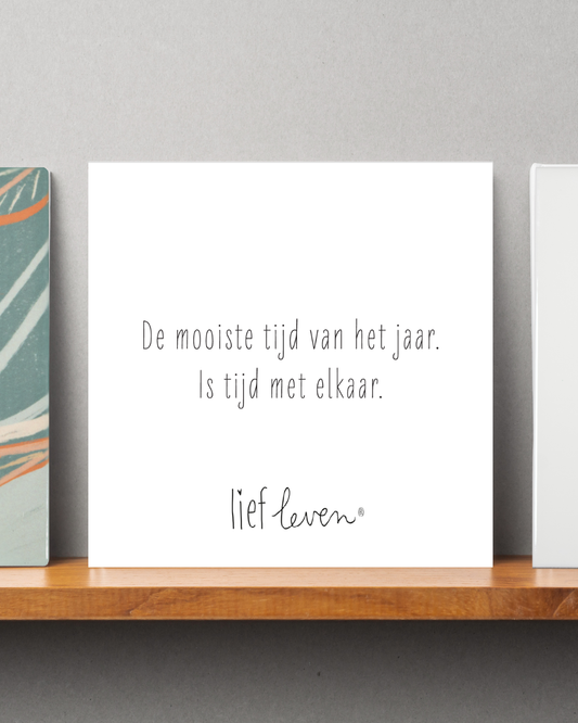 egeltje van Lief Leven met de tekst ‘De mooiste tijd van het jaar is tijd met elkaar’ in zachte, minimalistische stijl op glanzend keramiek.