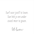 Load image into Gallery viewer, Lief Leven tegeltje met de tekst “Durf voor jezelf te leven. Dan heb je een ander zoveel meer te geven.” op wit keramiek, 10,5 × 10,5 cm, liefdevol en zacht ontwerp.
