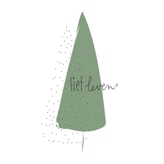 Lief Leven tegeltje met illustratie van een groene dennenboom op wit keramiek, 10,5 × 10,5 cm, minimalistisch kerstontwerp vol rust en betekenis.