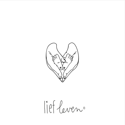Lief Leven tegeltje met lijntekening van handen die babyvoetjes vasthouden in de vorm van een hart, op wit keramiek, liefdevol en teder design.