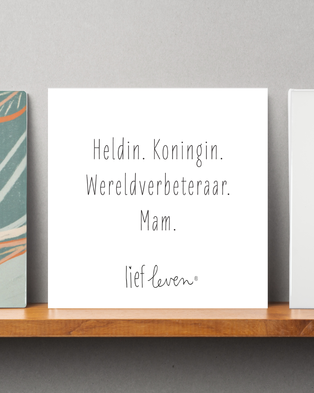 Lief Leven tegeltje – Heldin. Koningin. Wereldverbeteraar. Mam.
