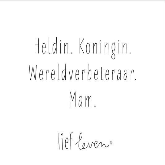 Lief Leven tegeltje met tekst “Heldin. Koningin. Wereldverbeteraar. Mam.” op wit keramiek, poëtisch en liefdevol ontwerp.