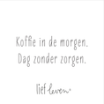 Load image into Gallery viewer, Tegeltje van Lief Leven met de tekst ‘Koffie in de morgen. Dag zonder zorgen.’ in zachte, minimalistische stijl op glanzend keramiek.

