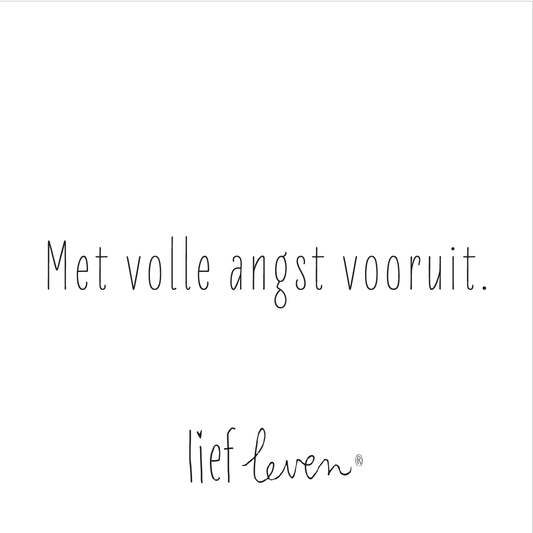 Tegeltje van Lief Leven met de tekst ‘Met volle angst vooruit.’ in zachte, minimalistische stijl op glanzend keramiek.