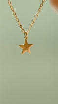 Load and play video in Gallery viewer, Dicht bij mij ketting met sterretje & gedichtje Goud | Lief Leven
